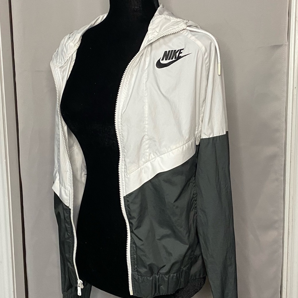 NIKE WINDBREAKER 🤍